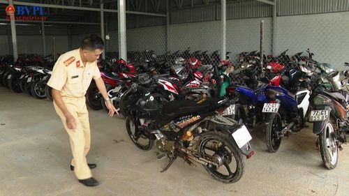 Trung tá Ngô Ngọc Tùng, Phó đội trưởng Đội CSGT-TT huyện Xuyên Mộc chỉ ra những dấu hiệu thay đổi kết cấu, tính năng của phương tiện để trở thành "xe độ" (ảnh: Hồng Việt )