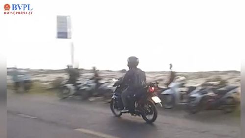 Các đối tượng tụ tập trên đường ven biển Bình Châu (ảnh: Công an cung cấp)