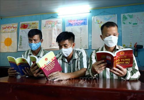 Ngoài giờ lao động, các phạm nhân tại trại giam Ninh Khánh (Cục Cảnh sát quản lý trại giam, cơ sở giáo dục bắt buộc, trường giáo dưỡng, Bộ Công an) được tạo điều kiện đọc các loại sách, báo tại thư viện.