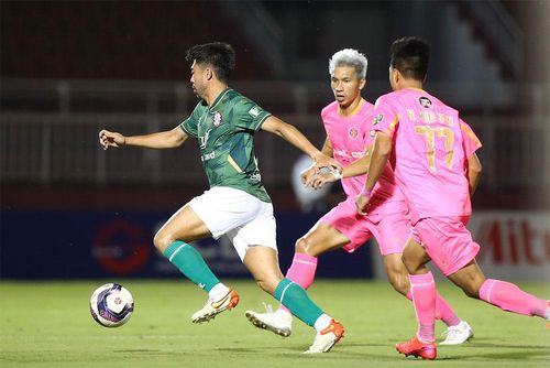 TP Hồ Chí Minh (áo xanh) và Sài Gòn FC (áo hồng) hiện xếp 2 vụ trí cuối bảng xếp hạng. (Ảnh: VPF)