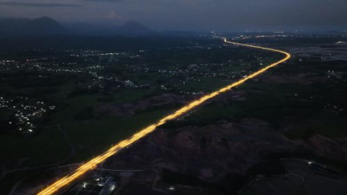 Cao tốc Vân Đồn - Móng Cái sáng lung linh trong đêm trước ngày khánh thành. Ảnh: CTV.