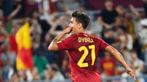 Dybala tiếp tục là nguồn cảm hứng trên hàng công Roma. Tới phút 32, cựu sao Juventus có cú đúp trong trận. Tammy Abraham thoát xuống và dứt điểm nguy hiểm buộc thủ môn Monza đẩy bóng. Dybala chỉ chờ có thế băng vào ghi bàn thứ 2 trong trận.