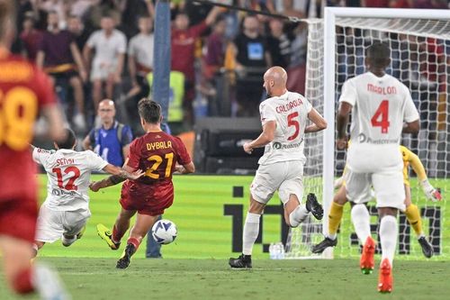 Phút 18, Paulo Dybala có pha xử lý khéo léo ở gần vòng tròn trung tâm. Anh đỡ gọn bóng và thực hiện pha bứt tốc loại bỏ 2 cầu thủ Monza đang theo kèm trước khi tung cú dứt điểm hiểm hóc mở tỷ số trận đấu.