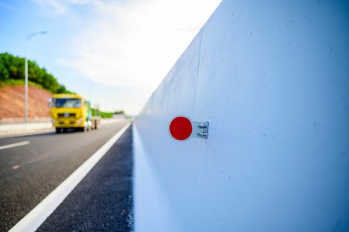  Trao đổi với Zing, ông Nguyễn Tiến Oánh (Phó tổng giám đốc Công ty TNHH Đầu tư và phát triển hạ tầng Vân Đồn, Trưởng BQL Dự án), cho biết sau 500 ngày đêm thi công, tuyến cao tốc đã hoàn thành và chính thức đi vào hoạt động vào dịp Quốc khánh ngày 2/9. 