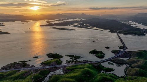  Trong đó, Cầu Vân Tiên là cầu vượt biển có kiến trúc đẹp, kỹ thuật hiện đại và dài nhất của Quảng Ninh với tổng chiều dài 1,5 km. Cây cầu được hoàn thành trong khoảng 330 ngày. Đây cũng là một kỷ lục mới của việc thi công các công trình cầu vượt biển của Việt Nam. 