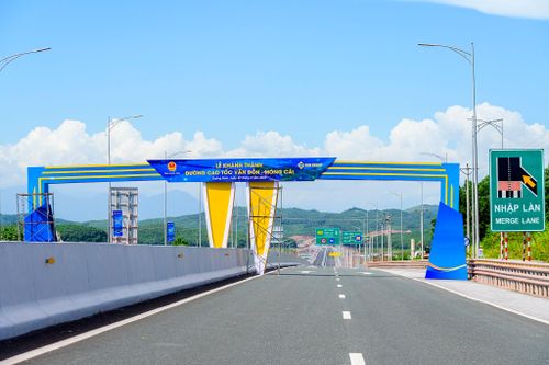  Hiện tại các hạng mục hoàn thiện cuối cùng đã được chủ đầu tư chỉ đạo các nhà thầu lắp đặt hoàn thiện xong. Cổng chào lễ khánh thành đường cao tốc Vân Đồn - Móng Cái được lắp đặt ngay tại đầu tuyến. 
