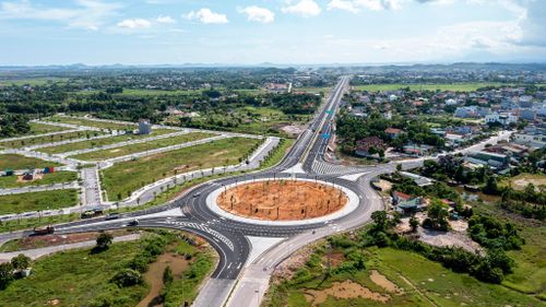  Tuyến cao tốc kết nối khu vực Cửa khẩu quốc tế Móng Cái (TP Móng Cái) với nhiều khu kinh tế, khu công nghiệp trọng điểm của Quảng Ninh như khu kinh tế biển (Quảng Yên), khu kinh tế Vân Đồn, khu kinh tế cửa khẩu Móng Cái, khu công nghiệp cảng biển Hải Hà... 