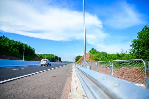  Cao tốc có quy mô 4 làn xe với chiều rộng nền đường 25,25 m gồm 4 làn xe vận tốc thiết kế 120km/h theo tiêu chuẩn TCVN 5729:2012. Ngoài ra, 2 làn dừng đỗ khẩn cấp được chạy song song với tuyến đường. 
