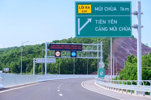  Ngoài ra, hệ thống biển báo phản quang, biển chỉ dẫn điện tử được lắp đặt dọc tuyến giúp người dân thuận tiện di chuyển ngay cả vào buổi tối.