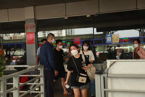 Nhiều người dân chủ động mua vé xe để về quê sớm.