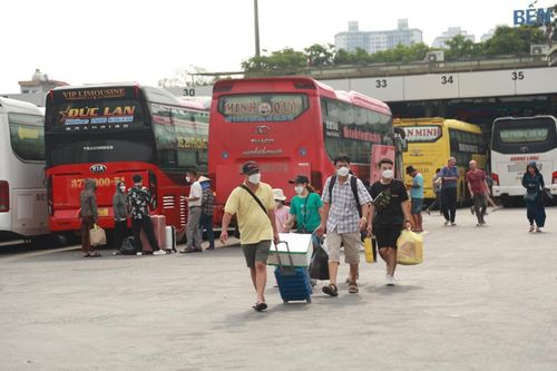Một gia đình tới bến xe về quê.