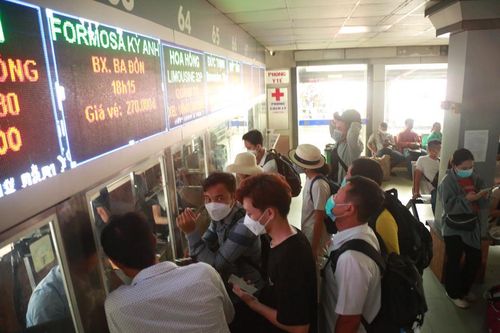 Nhiều hành khách xếp hàng mua vé.