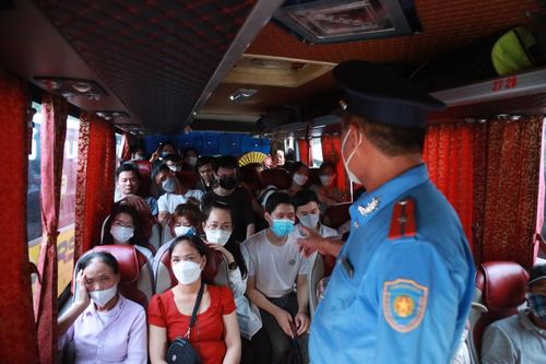 Lực lượng thanh tra quận Hoàng Mai túc trực, kiểm tra phương tiện trước khi xuất bến. 
