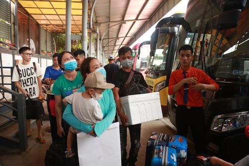Người dân về quê với hành lý lỉnh kỉnh.