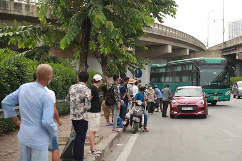 Nhiều hành khách bắt xe dọc đường.