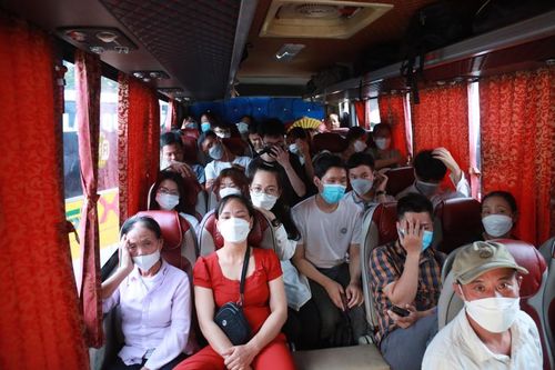 Trên xe chật kín hành khách.