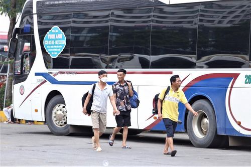 Anh Nguyễn Văn Sơn tranh thủ về thăm quê dồng nghiệp ở huyện Sìn Hồ, Lai Châu.