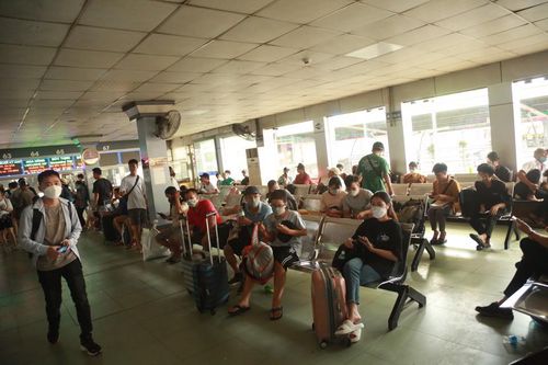 Hành khách đến sớm ngồi chờ giờ ra xe ở bến xe Nước Ngầm.