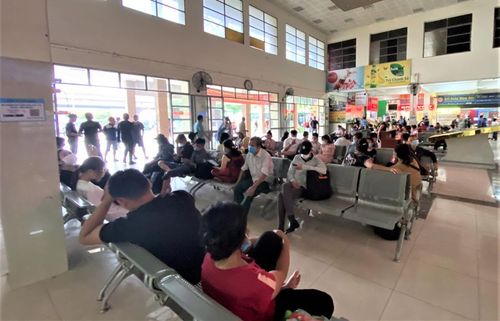 Nhà chờ bến xe Mỹ Đình đông nghịt hành khách.