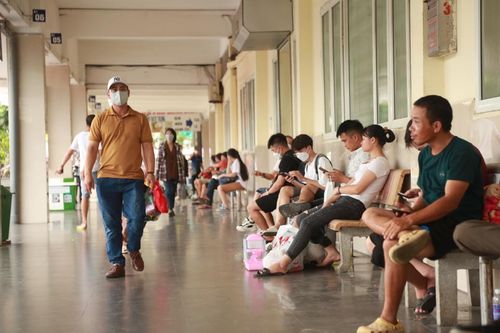 Hành khách có mặt từ rất sớm ở bến xe Giáp Bát.
