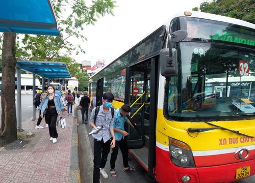 Xe buýt hoạt động hết công suất kết nối hành khách tới các bến xe.