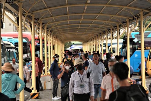 Hàng nghìn người đổ về bến xe từ sớm.