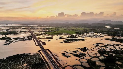 Dự án đi qua nhiều khu vực có địa hình khác nhau, bao gồm vùng đồi núi, ven biển và cả khu vực đô thị.