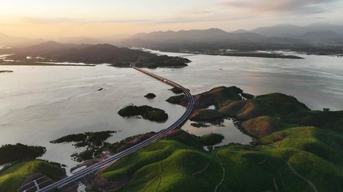 Tuyến cao tốc ở vùng Đông Bắc Tổ quốc vừa bảo đảm chất lượng thi công, vừa bảo đảm bảo cảnh quan thiên nhiên tươi đẹp, được kỳ vọng sẽ là một trong những trải nghiệm của du khách khi tới Quảng Ninh. 
