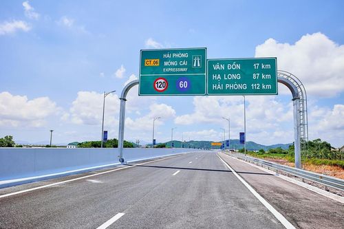 Do địa hình phức tạp trên toàn tuyến, đội ngũ thiết kế đã phải dành nhiều tâm sức để nghiên cứu lựa chọn giải pháp phù hợp và khả thi. Theo đó, dự án được thiết kế quy mô 4 làn xe cơ giới, 2 làn dừng khẩn cấp, bề rộng nền đường 25,25m và vận tốc thiết kế đạt 120 km/h.