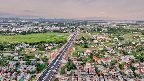 Một khu vực dân cư đông đúc mà cao tốc Vân Đồn - Móng Cái đi qua. 