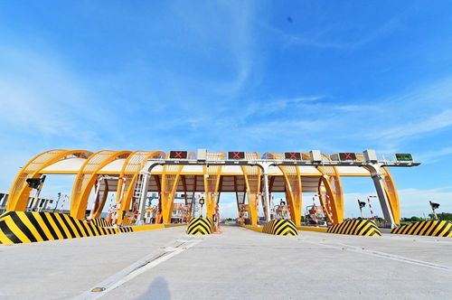 Một điểm nhấn đáng chú ý khác của cao tốc Vân Đồn - Móng Cái là trạm thu phí Tiên Yên, được thiết kế mô phỏng hình ảnh cây tre Việt Nam. 