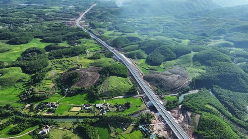 Vân Đồn - Móng Cái cũng là tuyến cao tốc duy nhất trên cả nước kết nối 3 sân bay quốc tế (Nội Bài, Cát Bi, Vân Đồn), 3 khu kinh tế và 1 cửa khẩu quốc tế. Điểm đầu cao tốc nằm gần sân bay quốc tế Vân Đồn.
