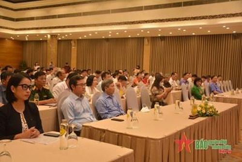 Các đại biểu tham dự họp báo.