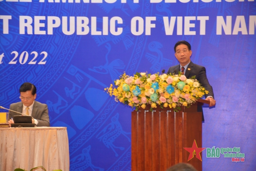 Đồng chí Phạm Thanh Hà, Phó chủ nhiệm Văn phòng Chủ tịch nước công bố quyết định đặc xá của Chủ tịch nước.