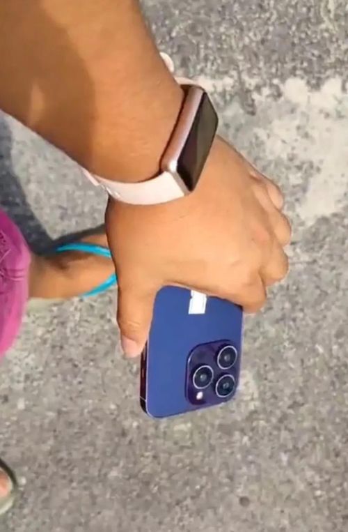 iPhone 14 màu tím được nhìn thấy ở mọi góc độ