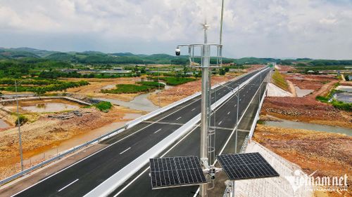 Thiết bị hoa gió có tác dụng đo tốc độ và hướng gió được lắp dọc hai bên trục cao tốc.