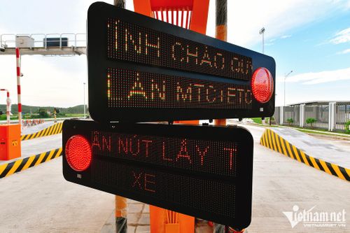 Việc thu phí sử dụng dịch vụ đường bộ đối với đường ôtô dự án Tiên Yên - Móng Cái được thực hiện theo phương thức thu phí kín và triển khai thu phí theo hình thức không dừng (ETC), tổng số có 4 vị trí ra vào tại cao tốc.
