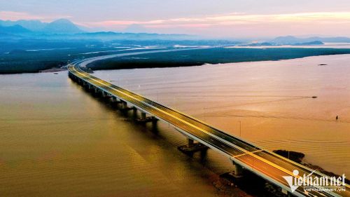 Đây là một trong những cao tốc sở hữu nhiều cây cầu vượt biển, vượt sông suối với 32 cây cầu trên tuyến chính với tổng chiều dài là hơn 7,9km (chiếm 10% tổng chiều dài tuyến)