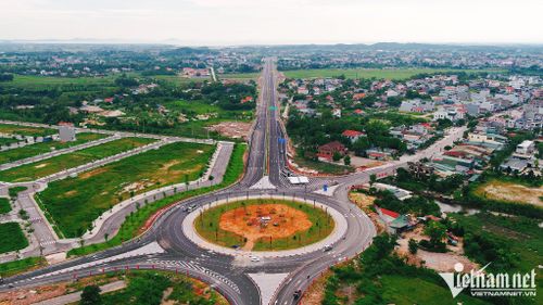 Dự án có tổng chiều dài 80km bắt đầu từ nút giao Vân Đồn đến đường dẫn cầu Bắc Luân 2, TP Móng Cái (trong ảnh).