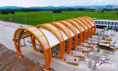 Trạm thu phí tại dự án Vân Đồn - Móng Cái có kiến trúc khác biệt hoàn toàn so với ở các cao tốc khác trên cả nước. Theo thông tin từ đơn vị chủ đầu tư, công trình này được thiết kế theo ý tưởng hình lá tre, còn màu vàng tượng trưng cho ngôi sao vàng trên lá quốc kỳ Việt Nam.