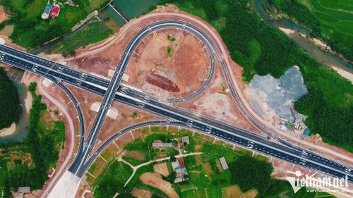 Hình ảnh tại nút giao Đầm Hà, cách sân bay Vân Đồn gần 30km.
