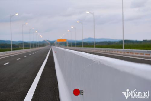 Với tổng mức đầu tư ban đầu gần 13.000 tỷ đồng, tuyến cao tốc này kết nối với cao tốc Vân Đồn - Tiên Yên, cầu Bạch Đằng - Đại Yên và Hạ Long - Vân Đồn, tạo thành toàn tuyến cao tốc dài 176km, chạy dọc tỉnh Quảng Ninh.