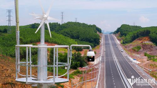 Ngoài ra, công trình còn có hệ thống giao thông thông minh ITS với tổng cộng 66 camera CCTV có thể quan sát và nhìn rõ các vật thể ở khoảng cách 1km, được ghi hình liên tục 24/24h trong mọi điều kiện thời tiết.