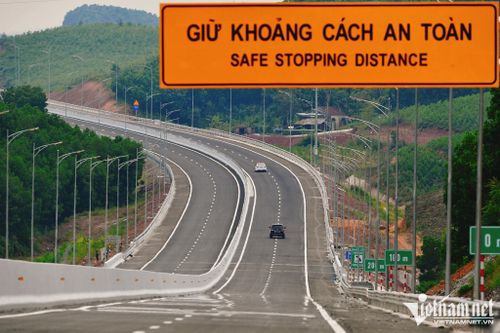 Xe cảnh sát xuất hiện ở hướng từ Móng Cái về Vân Đồn. Vào sáng 1/9, lễ thông xe sẽ được tổ chức tại khu vực trạm thu phí Tiên Yên.