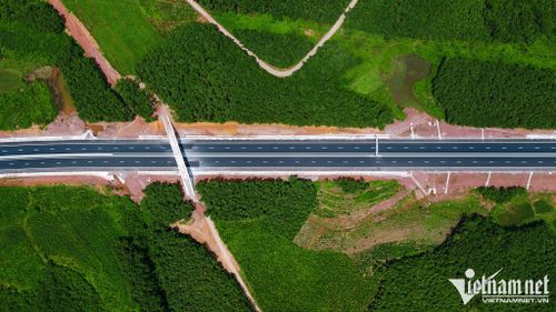 Trong đó tuyến Vân Đồn - Tiên Yên dài 16km đầu tư bằng vốn ngân sách tỉnh Quảng Ninh. Tuyến Tiên Yên - Móng Cái được đầu tư theo hình thức đối tác công tư (PPP), hợp đồng Xây dựng - Kinh doanh - Chuyển giao (BOT) do Công ty TNHH Đầu tư và phát triển hạ tầng Vân Đồn làm chủ đầu tư.
