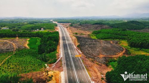 Cao tốc Vân Đồn - Móng Cái (Quảng Ninh) đã hoàn thiện toàn bộ trước lễ thông xe một ngày.