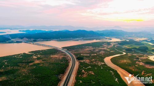 Trong đó dự án Vân Đồn - Tiên Yên có 7 cầu, tổng chiều dài 3.812,6m; Dự án Tiên Yên Móng Cái 25 cầu, tổng chiều dài 3.625,9m). Riêng cầu Vân Tiên vượt biển dài nhất tỉnh Quảng Ninh với 1.515m.