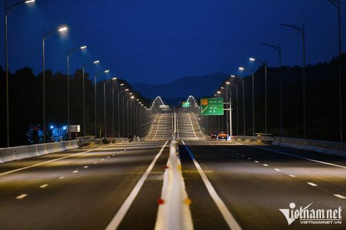 Cao tốc Vân Đồn – Móng Cái đi vào hoạt động sẽ hoàn thiện tuyến cao tốc từ Lào Cai đi qua Hà Nội, Hải Phòng đến TP Móng Cái, tạo thành tuyến cao tốc liền mạch dài nhất Việt Nam với chiều dài lên đến gần 600km trong đó Quảng Ninh là tỉnh có số km cao tốc lớn nhất cả nước với gần 176km.