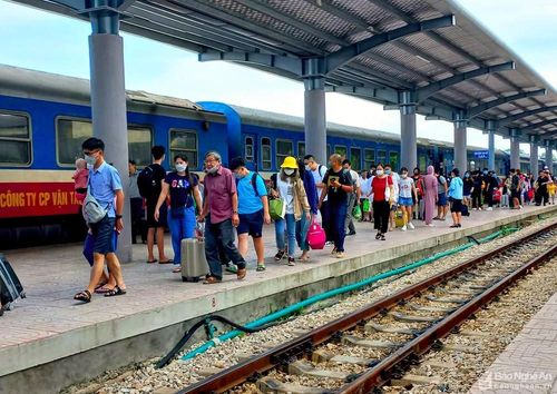 Rất đông người dân xuống tàu tại ga Vinh trưa 31/8. Ảnh: Quang An