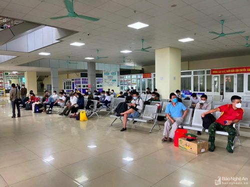 Hành khách chờ xe tại Bến xe Bắc Vinh. Ảnh: Quang An